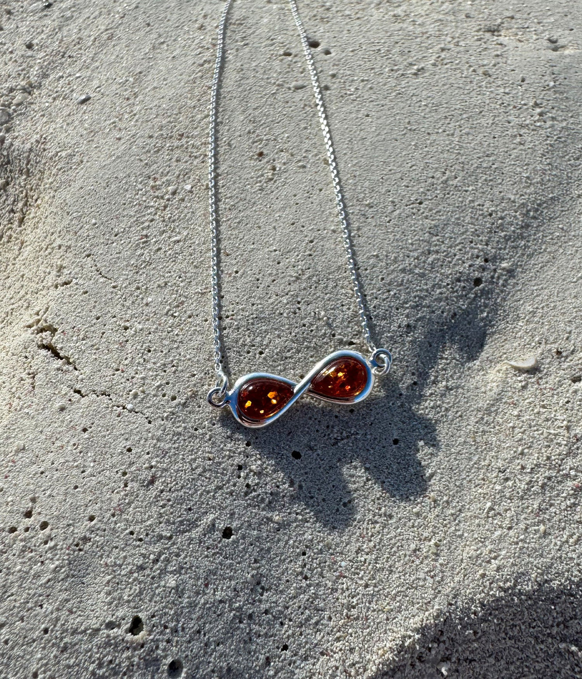Collana con ciondolo infinito