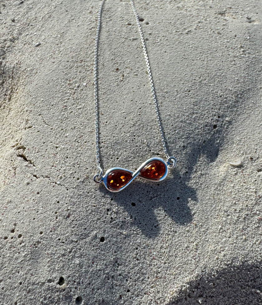 Collana con ciondolo infinito