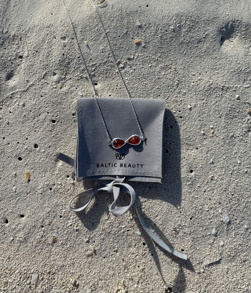 Collana con ciondolo infinito