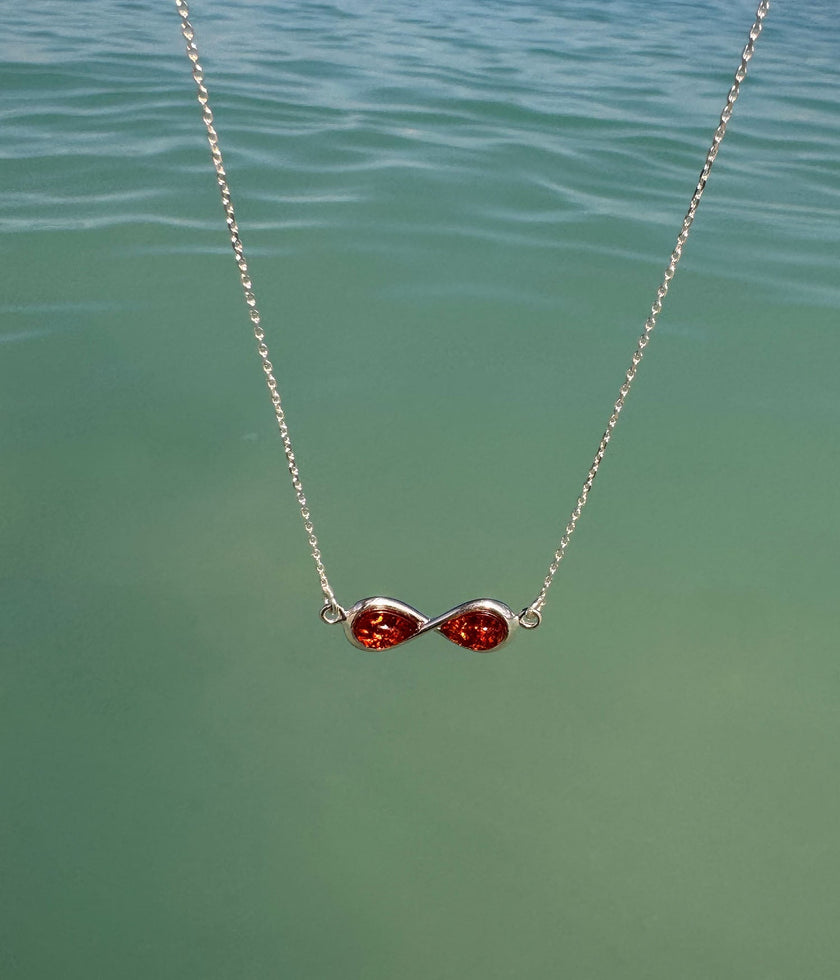 Collana con ciondolo infinito