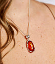 Collana pendente con ambra a onda