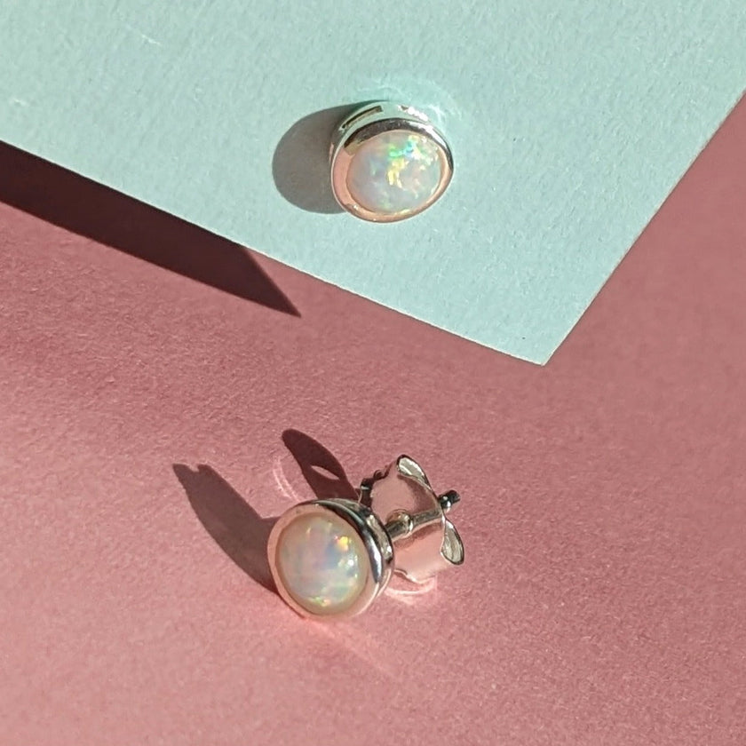 Orecchini a lobo tondi in opalite e argento