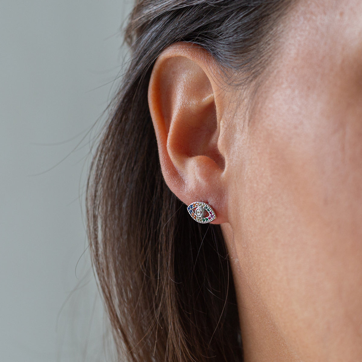 Not So Evil Eye-örhängen i sterlingsilver med regnbågsfärgade stenar