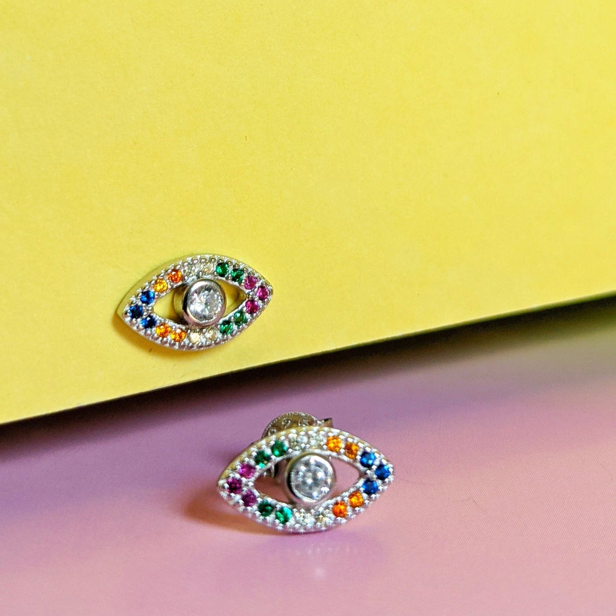Not So Evil Eye-örhängen i sterlingsilver med regnbågsfärgade stenar