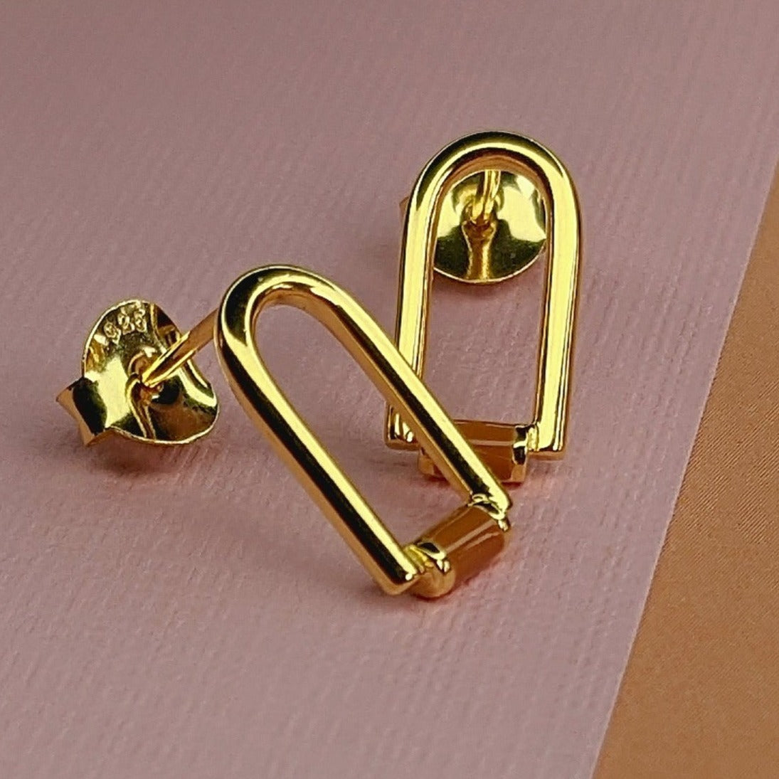 Zeitgenössische Bogen Gold Emaille Ohrstecker