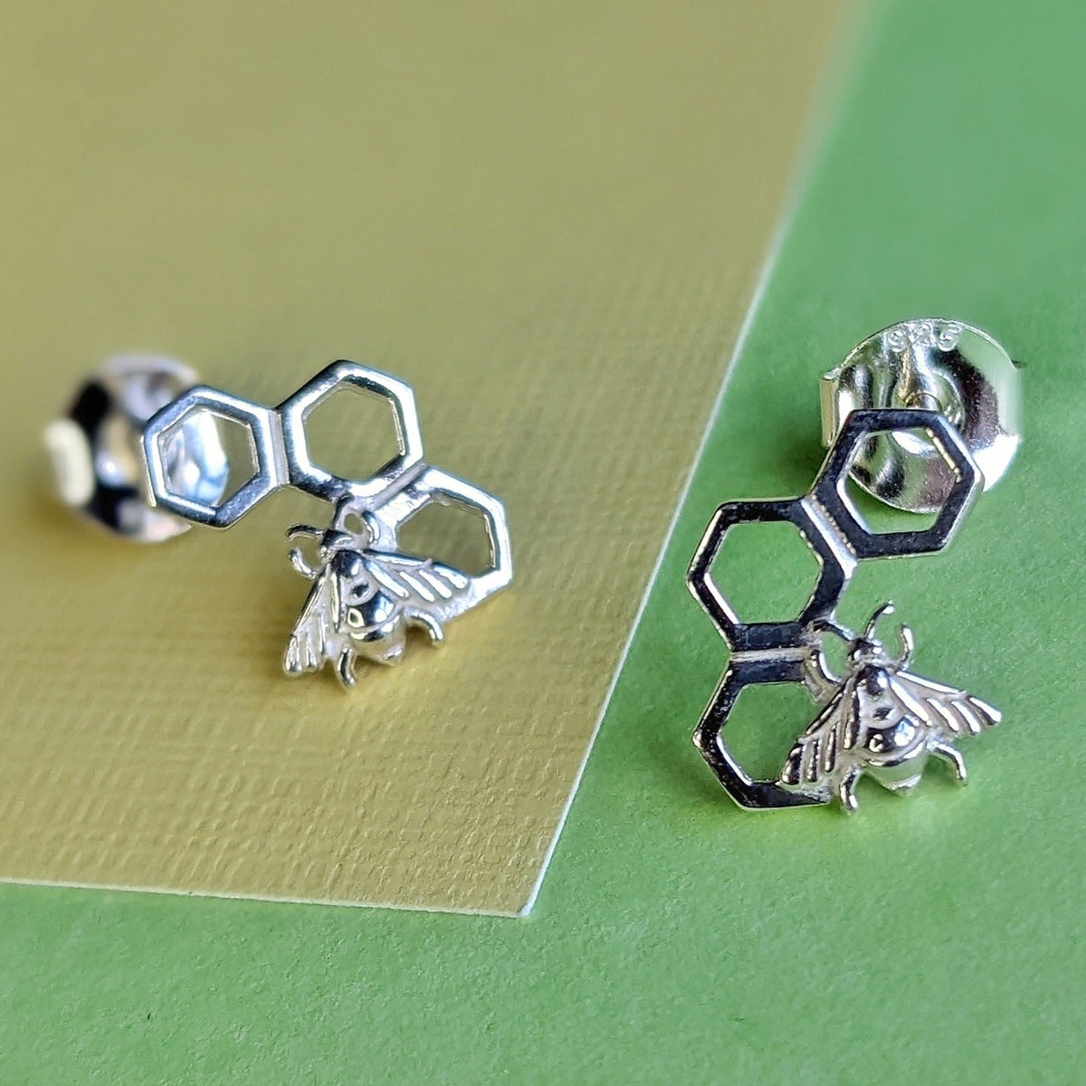 Bumble Bee Honigwaben-Ohrstecker aus Sterlingsilber