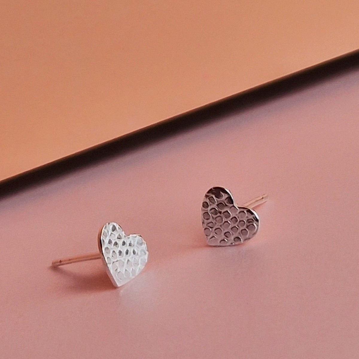 Örhängen i strukturerat sterlingsilver med hjärtmotiv