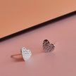 Örhängen i strukturerat sterlingsilver med hjärtmotiv