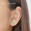 Puces d'oreilles clous Péridot avec halo et serties sur monture en vermeil 18 carats