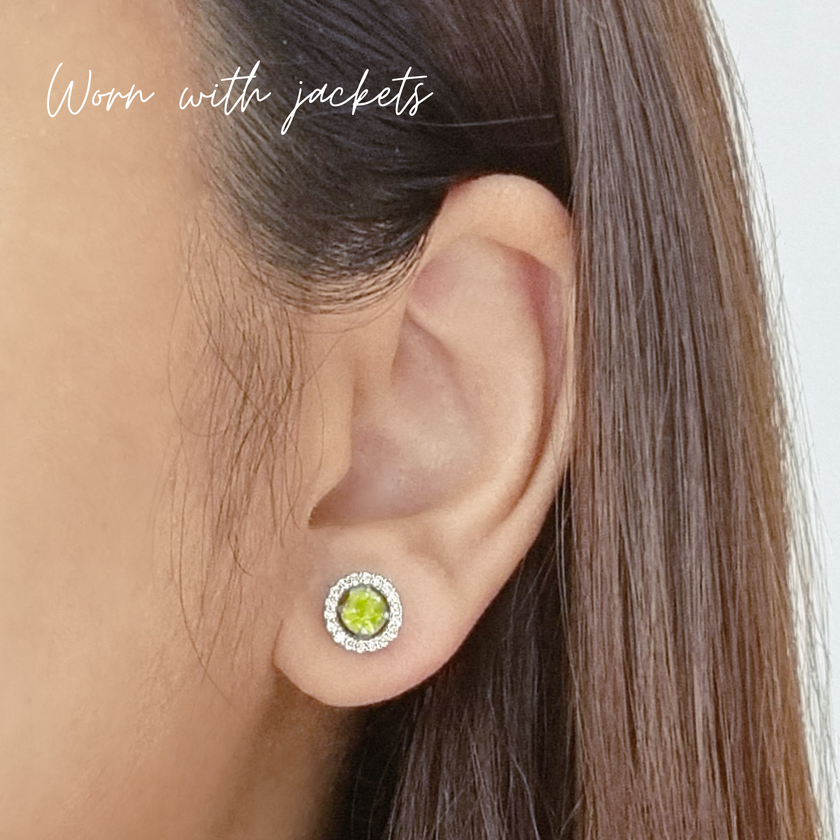 Puces d'oreilles clous Péridot avec halo et serties sur monture en vermeil 18 carats
