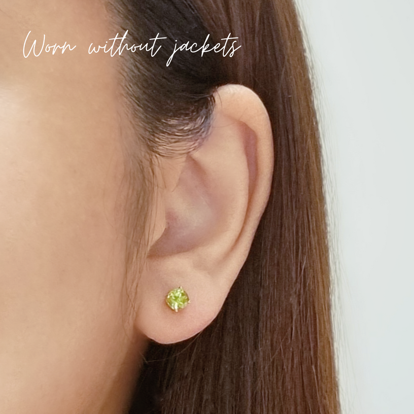 Puces d'oreilles clous Péridot avec halo et serties sur monture en vermeil 18 carats