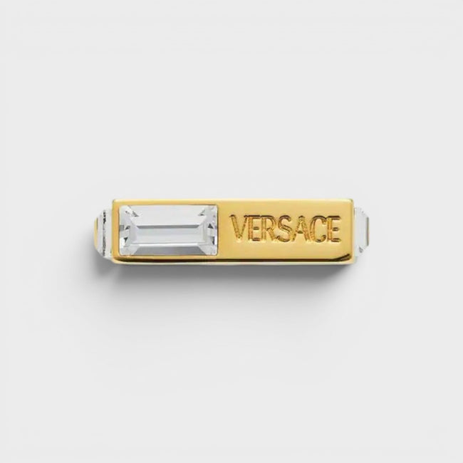 Logo-graveret ring med krystaludsmykning guld