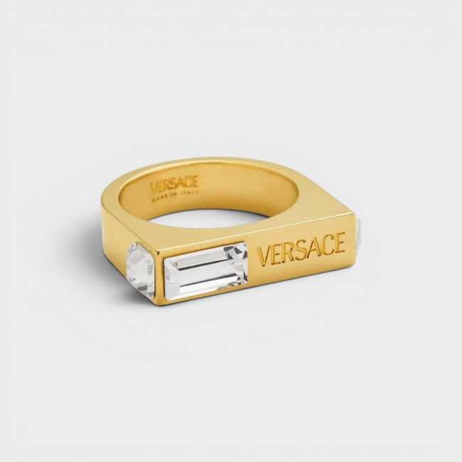 Logo-graveret ring med krystaludsmykning guld