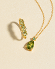 Smaragd- og peridotring med pæreslipte steiner, half eternity i 18k gullforgylt sølv