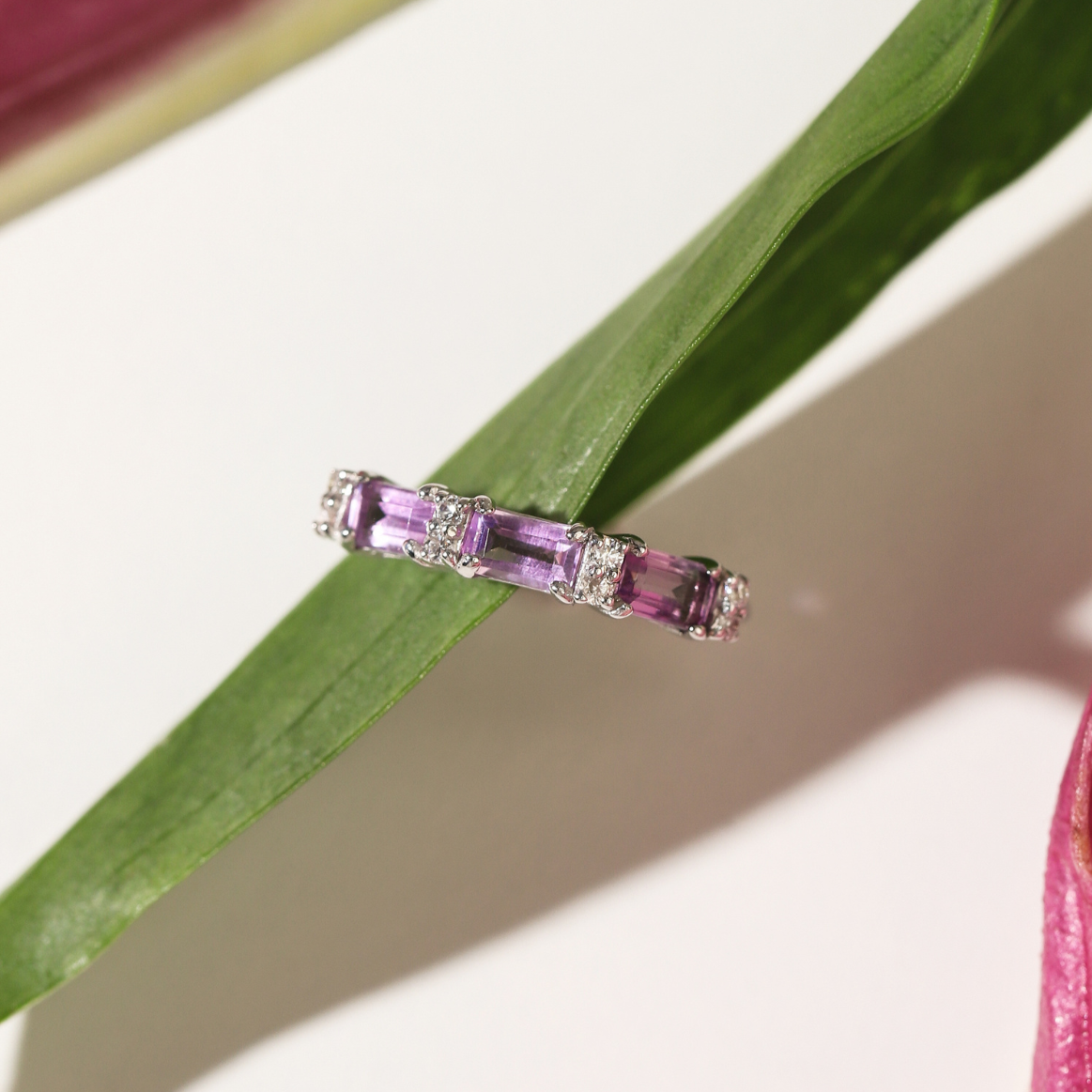 Eternity-ring med lavendel-ametyst i smaragdslibning i sterlingsølv