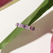 Eternity-ring med lavendel-ametyst i smaragdslibning i sterlingsølv