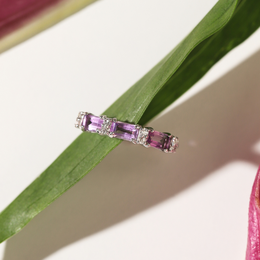 Eternity-ring med lavendel-ametyst i smaragdslibning i sterlingsølv