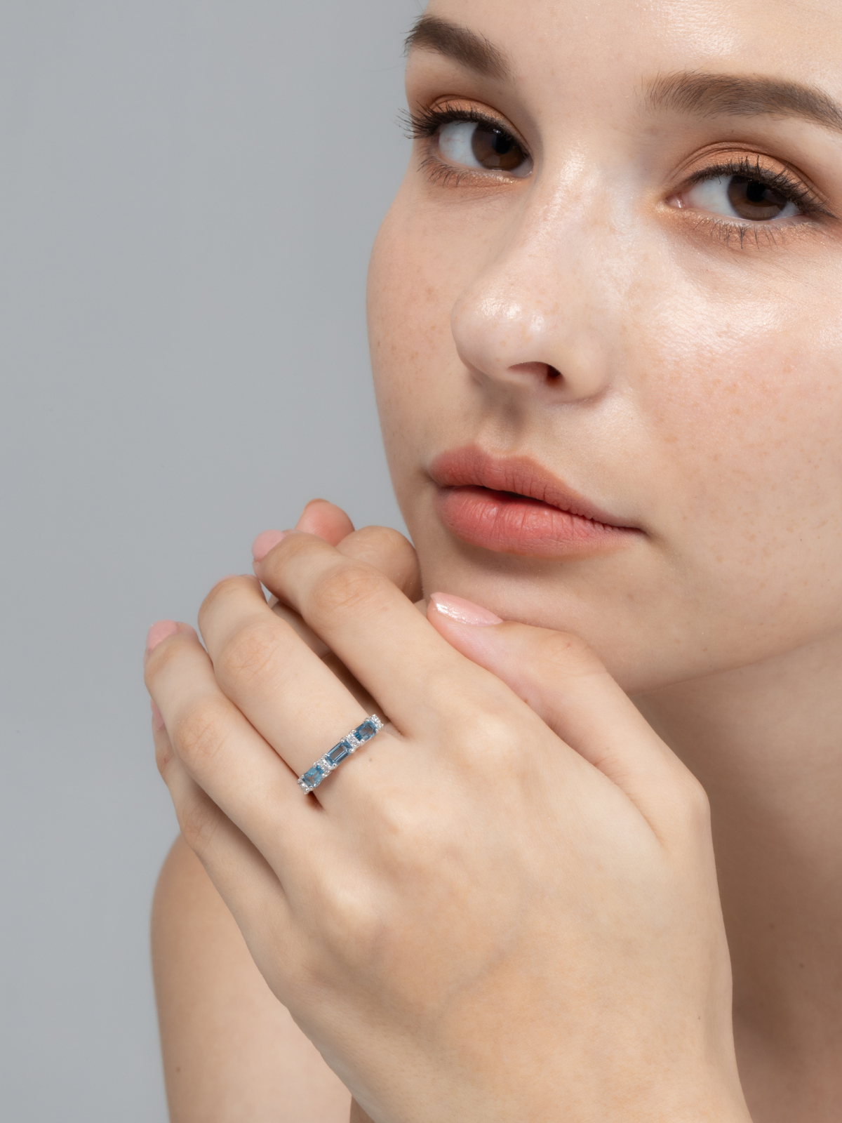 Bague éternité en topaze bleue de Londres taille émeraude en argent sterling