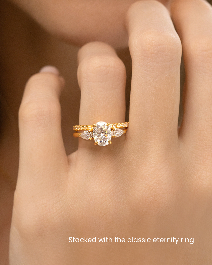 2 kt oval moissanite-forlovelsesring med tre sten i 18k guld vermeil