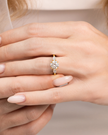 Anillo de compromiso de tres piedras de moissanita redonda de 2 qt en vermeil de oro de 18k
