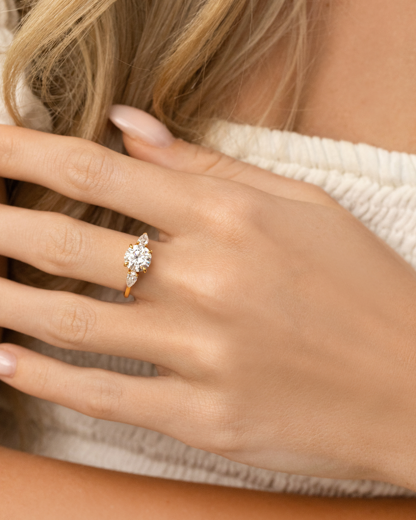 Anillo de compromiso de tres piedras de moissanita redonda de 2 qt en vermeil de oro de 18k