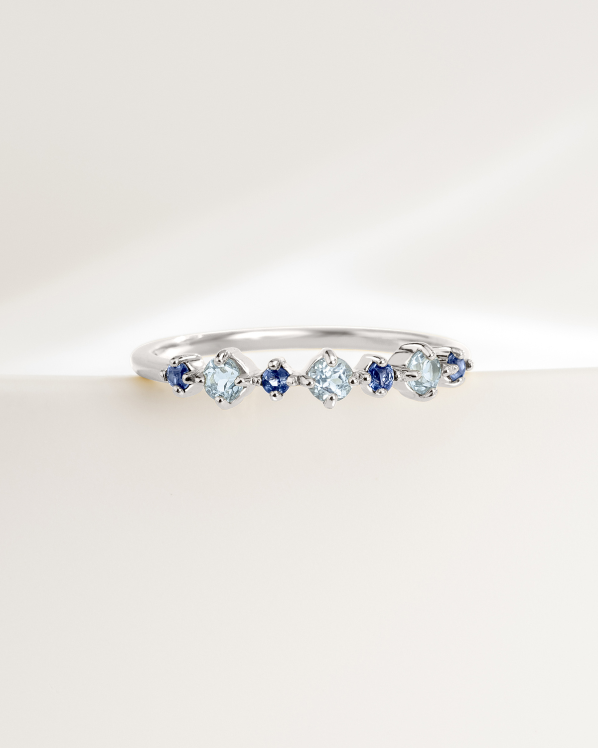 Stabelbar half-eternity ring med blå safir og blå topas i sterlingsølv