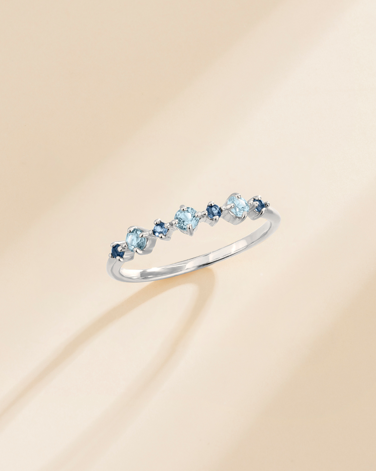 Stabelbar half-eternity ring med blå safir og blå topas i sterlingsølv