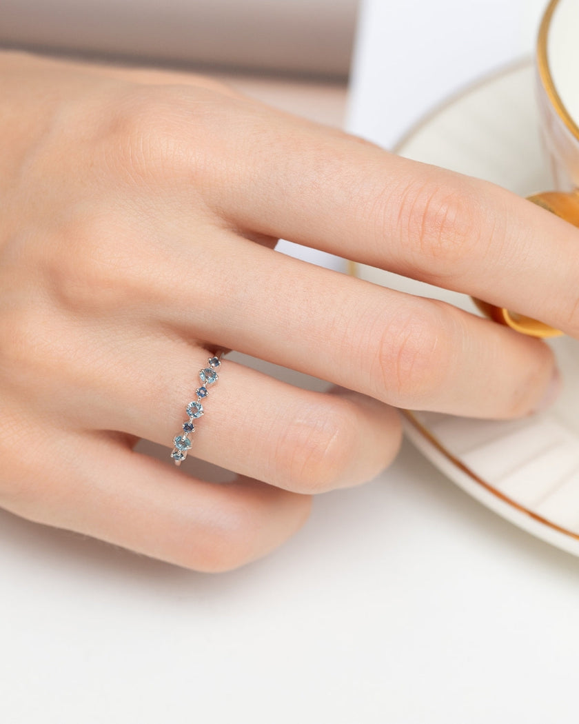 Stabelbar half-eternity ring med blå safir og blå topas i sterlingsølv