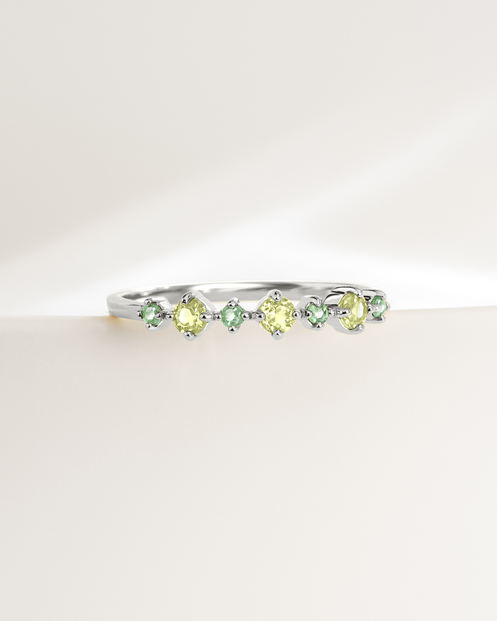 Stapelbare Halve Eeuwigheidsring met Smaragd & Peridot in Sterling Zilver