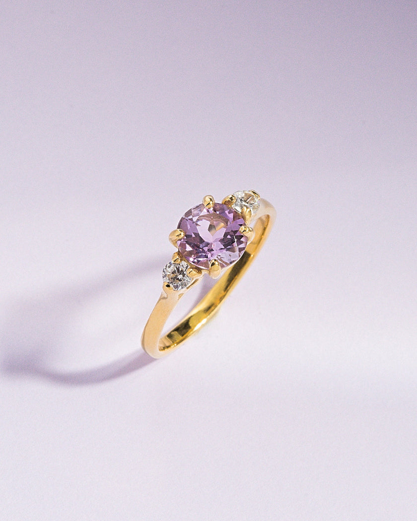 Anello a tre pietre con ametista color lavanda in argento placcato oro 18k