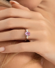 Anillo de compromiso de tres piedras con zafiro rosa talla ovalada en plata de ley