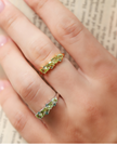 Smaragd- og peridotring med pæreslipte steiner, half eternity i 18k gullforgylt sølv