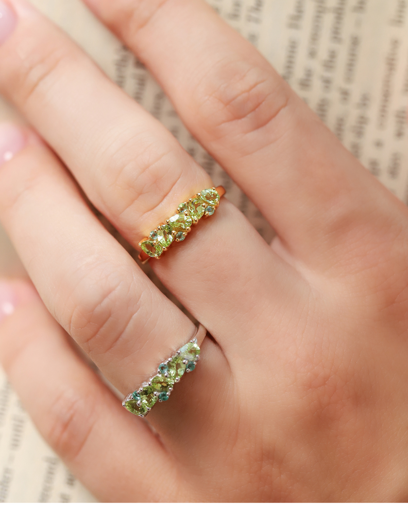 Smaragd- og peridotring med pæreslipte steiner, half eternity i 18k gullforgylt sølv