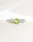 Peridot-ring med fem steiner i sterlingsølv