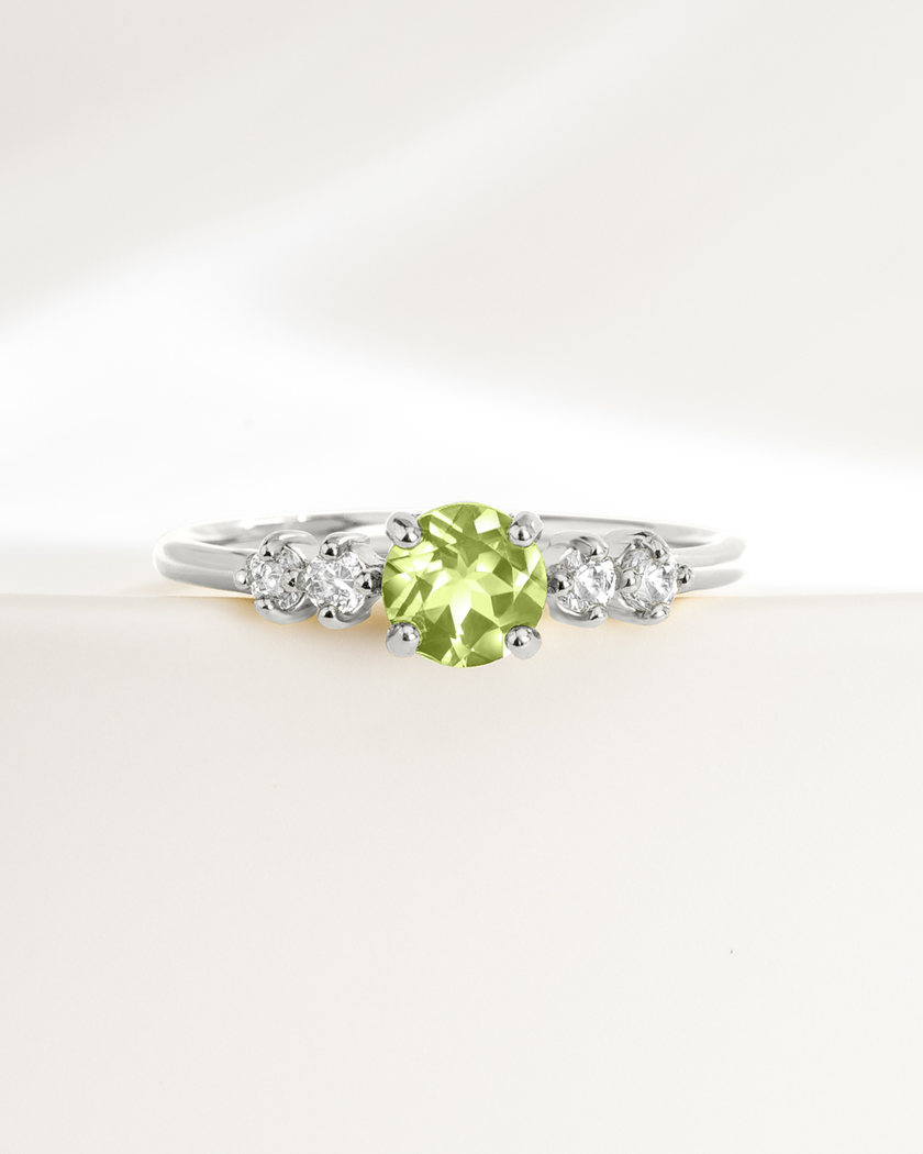 Peridot-ring med fem steiner i sterlingsølv