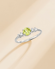 Peridot-ring med fem steiner i sterlingsølv