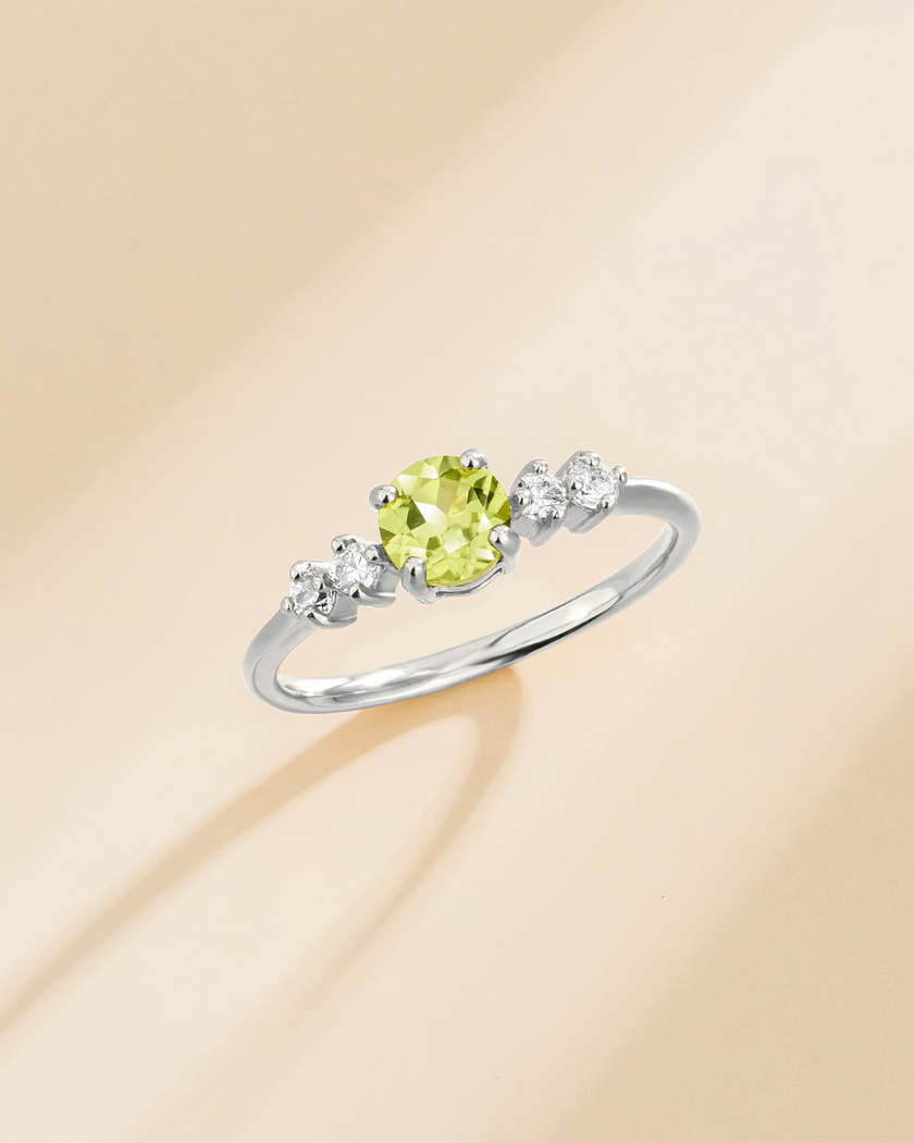 Peridot-ring med fem steiner i sterlingsølv