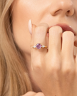 Anillo de compromiso de tres piedras con zafiro rosa de talla redonda en vermeil de oro de 18k
