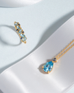 Anillo de media eternidad con zafiros azules y topacios azules talla pera en vermeil de oro de 18k