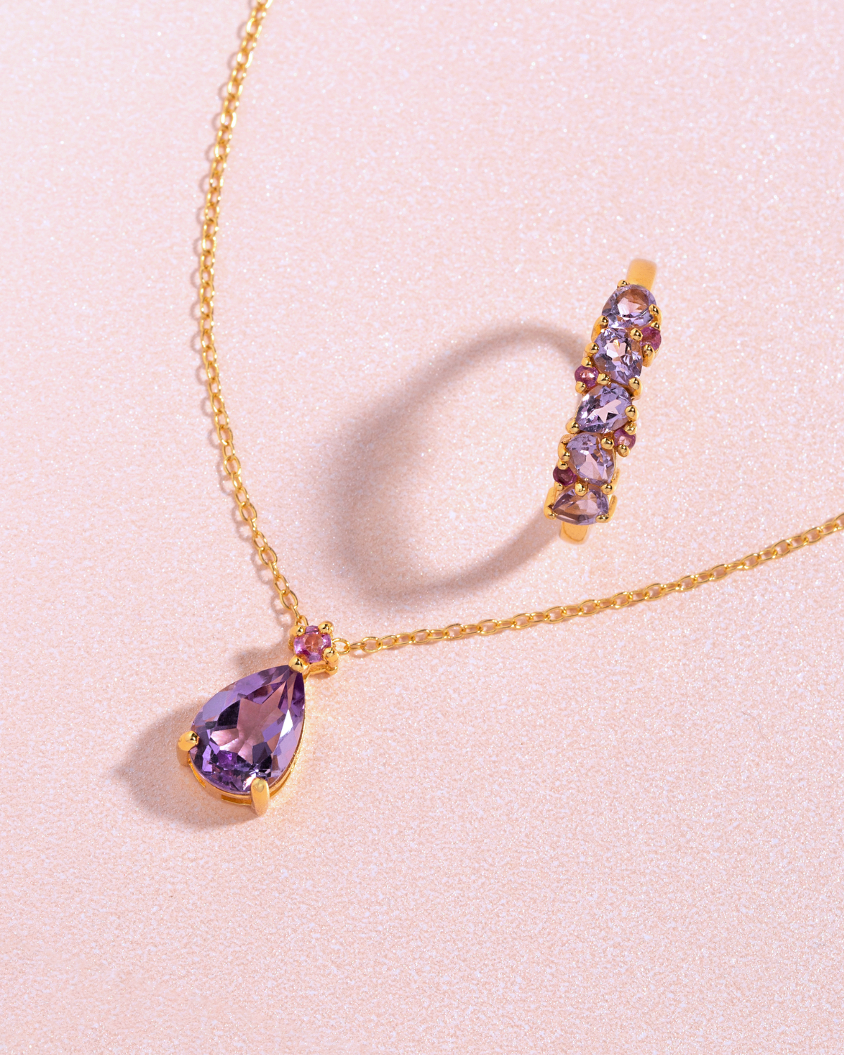 Anillo de media eternidad de rubí rosa y amatista talla pera en vermeil de oro de 18k