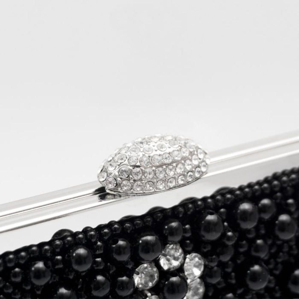 Pochette con perle nere e cristalli con dettagli argentati