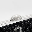 Pochette con perle nere e cristalli con dettagli argentati