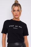 T-shirt nera a maniche corte vestibilità regolare C'est La Vie