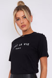 T-shirt nera a maniche corte vestibilità regolare C'est La Vie