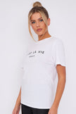 Vit C'est La Vie t-shirt med kort ärm och normal passform