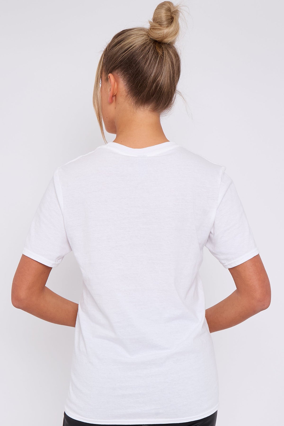 Camiseta blanca de manga corta con cuello redondo y logotipo