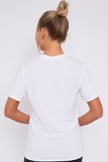 Camiseta blanca de manga corta con cuello redondo y logotipo