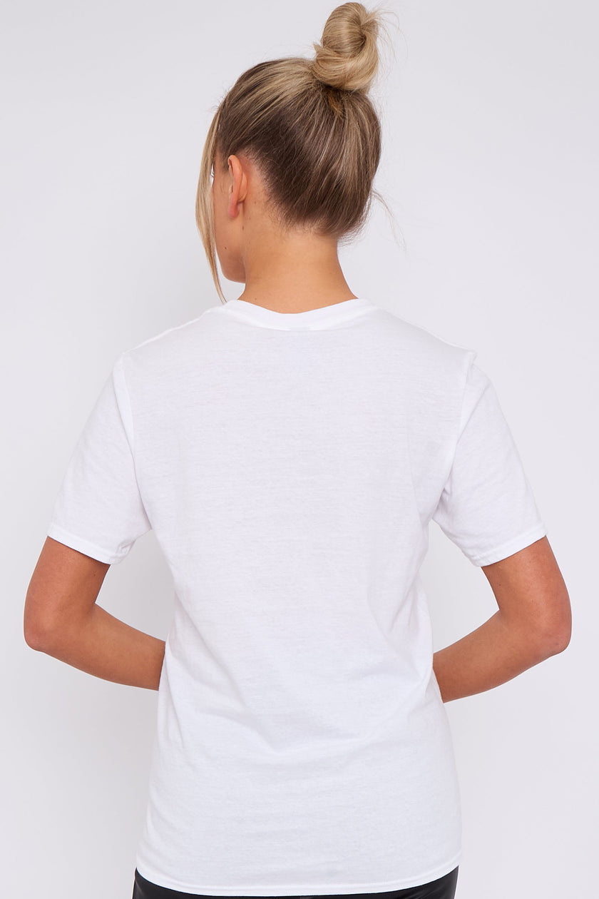 Camiseta blanca de manga corta con cuello redondo y logotipo