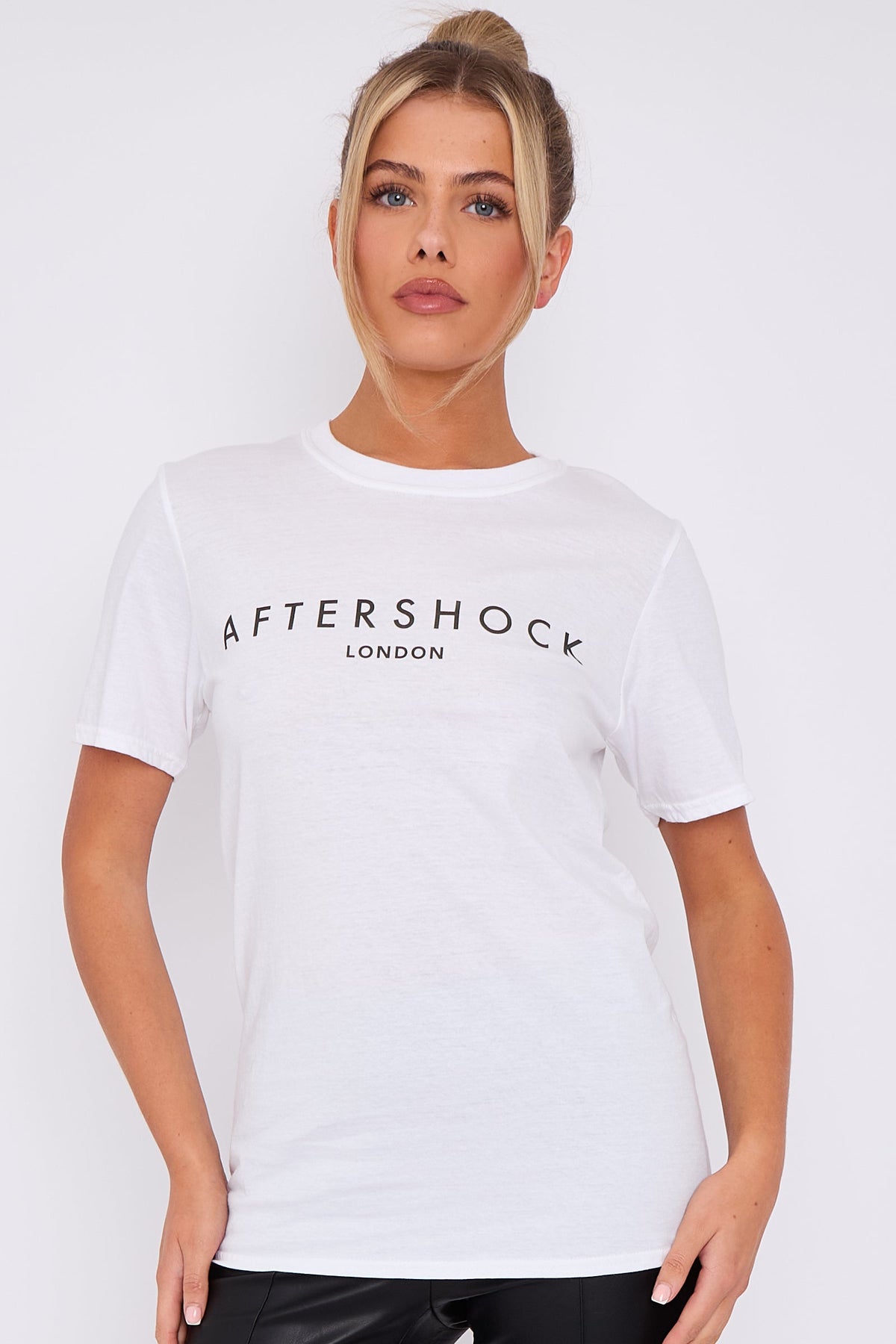 Camiseta blanca de manga corta con cuello redondo y logotipo