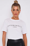 Camiseta blanca de manga corta con cuello redondo y logotipo